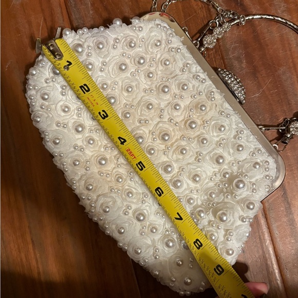 Vintage-Inspired Bridal Pearl Rosette Clutch Purse – Detachable Chain Strap - Picture 3 of 8